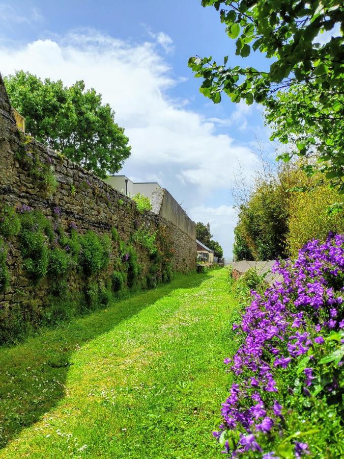 L'Océan à 100m via une venelle privée, la Ville Close à 500m, l'Archipel des Glénan à l'horizon Concarneau Esterno foto